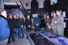 Porodice palih boraca u NATO agresiji i veterani iz Crne Gore posetili izložbu "Odbrana 78" 
