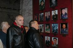 Porodice palih boraca u NATO agresiji i veterani iz Crne Gore posetili izložbu "Odbrana 78" 