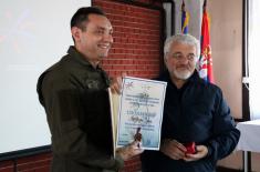 Minister of Defense and Head of the Working Group for Migrations Aleksandar Vulin presented with the Recognition of the Commissariat for Refugees and Migration of the Republic of Serbia