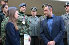 Minister Vulin with students of the Military High School and the Secondary Vocational Military School