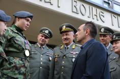 Minister Vulin with students of the Military High School and the Secondary Vocational Military School