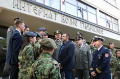 Minister Vulin with students of the Military High School and the Secondary Vocational Military School