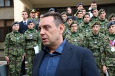 Minister Vulin with students of the Military High School and the Secondary Vocational Military School