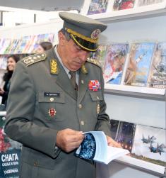 General Diković visits the Book Fair
