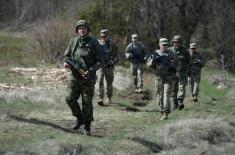 Generali Janićijević i Heris obišli zajedničku patrolu u Kopnenoj zoni bezbednosti