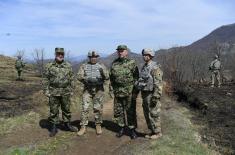 Generali Janićijević i Heris obišli zajedničku patrolu u Kopnenoj zoni bezbednosti