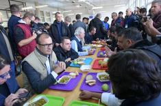 Minister Vulin and EU Commissioner Stylianides visit Obrenovac temporary reception centre