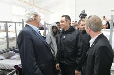 Ministar Vulin i evropski komesar Stilijanides obišli Privremeni  prihvatni centar u Obrenovcu