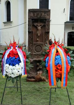 Serbian and Armenian presidents lay wreaths at the monument of gratitude of the Armenian people