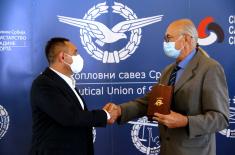 Minister Vulin awarded a Golden Plaque for personal contribution to the development of aeronautical sports in Serbia