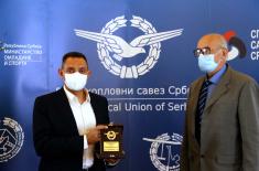Minister Vulin awarded a Golden Plaque for personal contribution to the development of aeronautical sports in Serbia