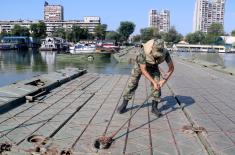 Dismantling the pontoon bridge on Lido