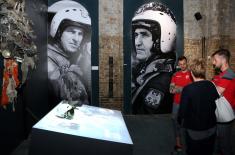 Red Star footballers visit ‘Defence 78’ exhibition  