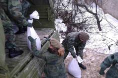 The Armed Forces Continue to Help in Defence against Floods