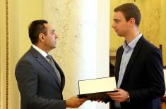 Министар Вулин: Министарство одбране после деценија неулагања поново стипендира најбоље