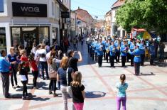 Promenadni defilei vojnih orkestara u Kragujevcu i Valjevu