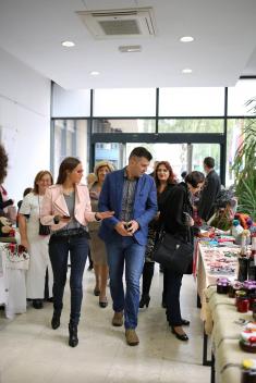 Ministar odbrane otvorio Prvu prodajnu izložbu žena preduzetnica sa Vračara