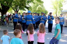 Promenadni defilei vojnih orkestara u Kragujevcu i Valjevu