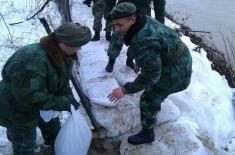 The Armed Forces Continue to Help in Defence against Floods