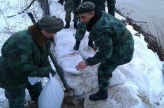 Војска наставља да помаже у одбрани од поплава