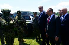 Председник Републике и врховни командант Војске Србије Александар Вучић уручио војне заставе 72. бригади за специјалне операције и 63. падобранској бригади