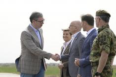 Председник Вучић обишао дежурну јединицу ловачке авијације у Батајници