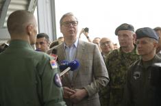 Predsednik Vučić obišao dežurnu jedinicu lovačke avijacije u Batajnici