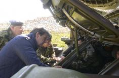 Minister Gašić visits members of the Serbian Armed Forces on Easter