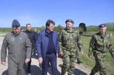 Minister Gašić visits members of the Serbian Armed Forces on Easter