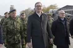 Председник Вучић обишао новонабављена средства наоружања и војне опреме за Војску Србије