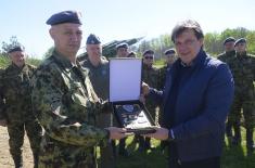 Minister Gašić visits members of the Serbian Armed Forces on Easter