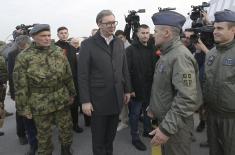 Председник Вучић обишао новонабављена средства наоружања и војне опреме за Војску Србије