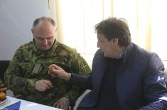 Minister Gašić visits members of the Serbian Armed Forces on Easter