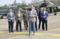 Predsednik Vučić obišao dežurnu jedinicu lovačke avijacije u Batajnici