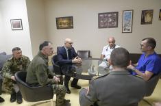 Министар Вучевић и генерал Мојсиловић посетили повређеног припадника 72. бригаде за специјалне операције на ВМА  