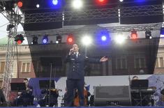 Nastup ansambla „Stanislav Binički“ na Trgu republike povodom Dana pobede
