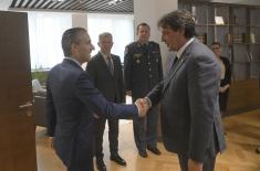 Састанак министра Гашића са отправником послова Амбасаде САД Титолом