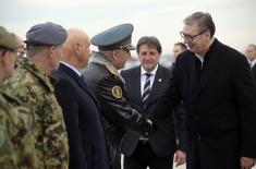 Председници Вучић и Токајев присуствовали приказу наоружања и војне опреме на војном аеродрому у Батајници