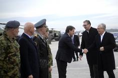Председници Вучић и Токајев присуствовали приказу наоружања и војне опреме на војном аеродрому у Батајници