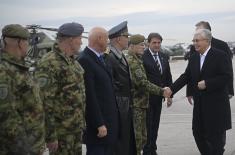Председници Вучић и Токајев присуствовали приказу наоружања и војне опреме на војном аеродрому у Батајници