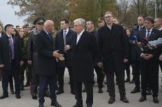Председници Вучић и Токајев присуствовали приказу наоружања и војне опреме на војном аеродрому у Батајници