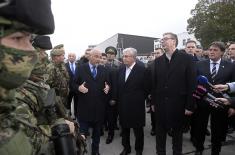 Председници Вучић и Токајев присуствовали приказу наоружања и војне опреме на војном аеродрому у Батајници