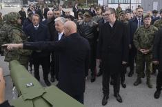 Председници Вучић и Токајев присуствовали приказу наоружања и војне опреме на војном аеродрому у Батајници