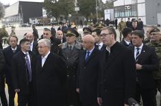 Председници Вучић и Токајев присуствовали приказу наоружања и војне опреме на војном аеродрому у Батајници