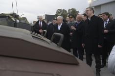 Председници Вучић и Токајев присуствовали приказу наоружања и војне опреме на војном аеродрому у Батајници