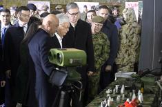 Председници Вучић и Токајев присуствовали приказу наоружања и војне опреме на војном аеродрому у Батајници