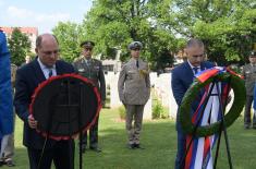 Ministri Stefanović i Volas odali poštu braniocima Beograda 