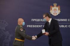 Predsednik Vučić uručio odlikovanja pripadnicima Ministarstva odbrane i Vojske Srbije 