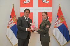 Министар Гашић поводом Дана жена уручио поклоне припадницама система одбране
