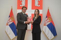 Министар Гашић поводом Дана жена уручио поклоне припадницама система одбране